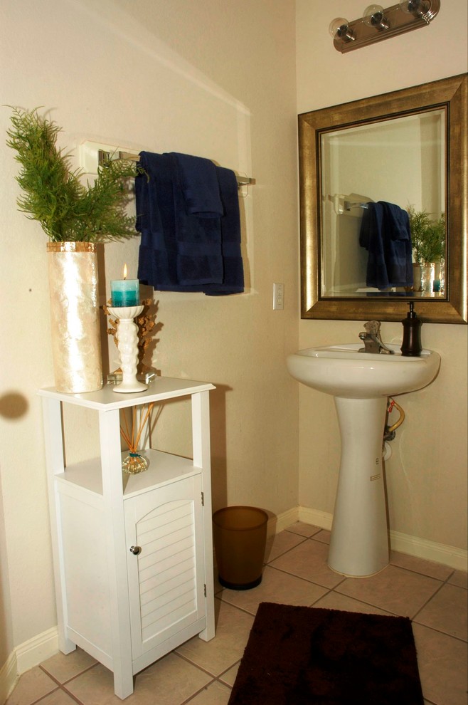 Photo of a traditional powder room in Houston.