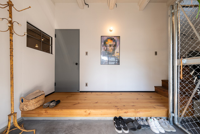 50 Years Renovation。 industriale-ingresso