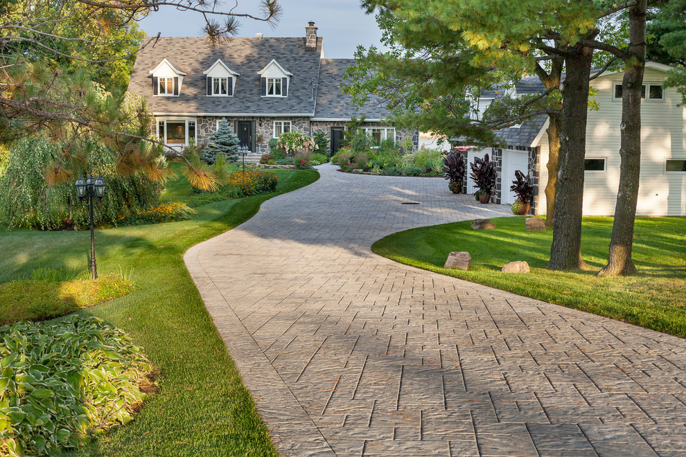 Design ideas for a large rustic front yard driveway.