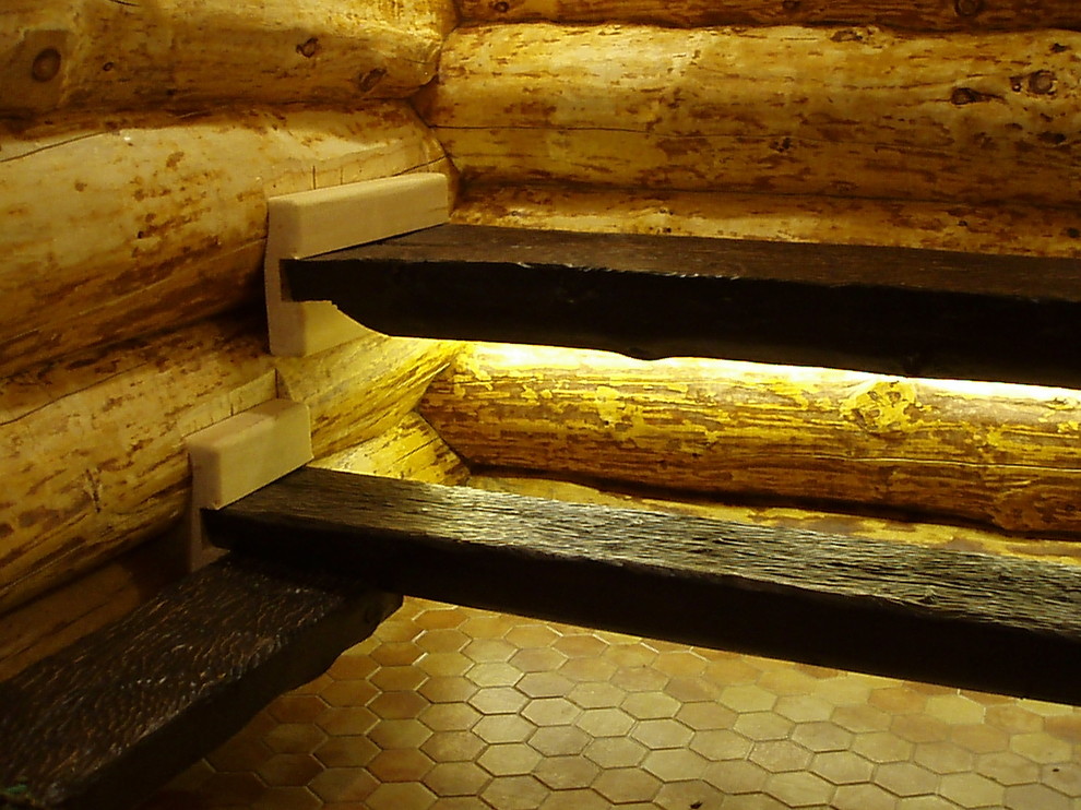 Домик в деревне полок из полу бревен с нанесение гильёширого рисунка