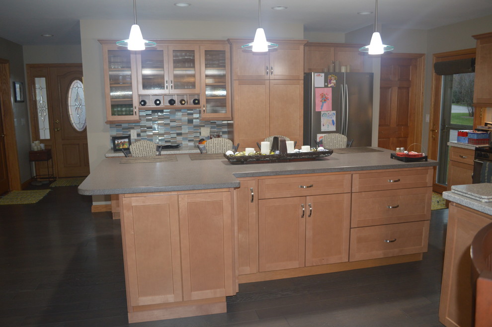 Mid-sized transitional home design photo