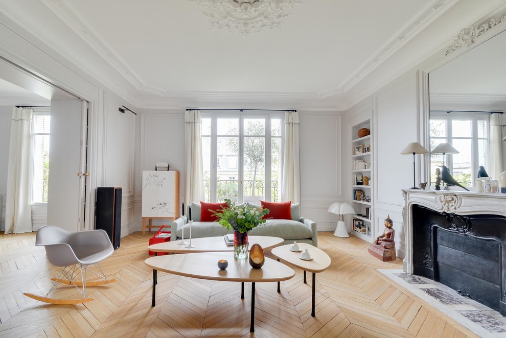 Design ideas for a transitional living room in Paris.