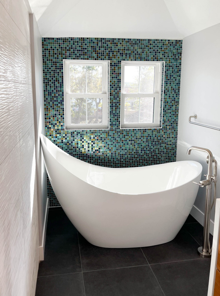 Idee per una grande stanza da bagno moderna con vasca freestanding, piastrelle blu, piastrelle di vetro, pavimento in gres porcellanato e pavimento grigio