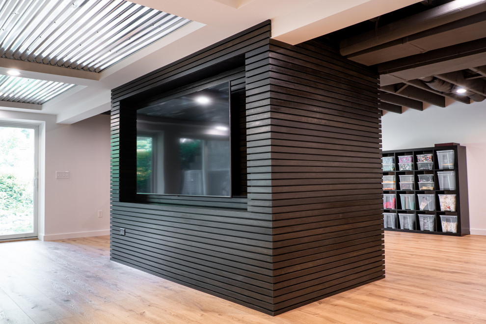 Aménagement d'un sous-sol rétro en bois donnant sur l'extérieur et de taille moyenne avec un mur gris, un sol en vinyl et un plafond à caissons.
