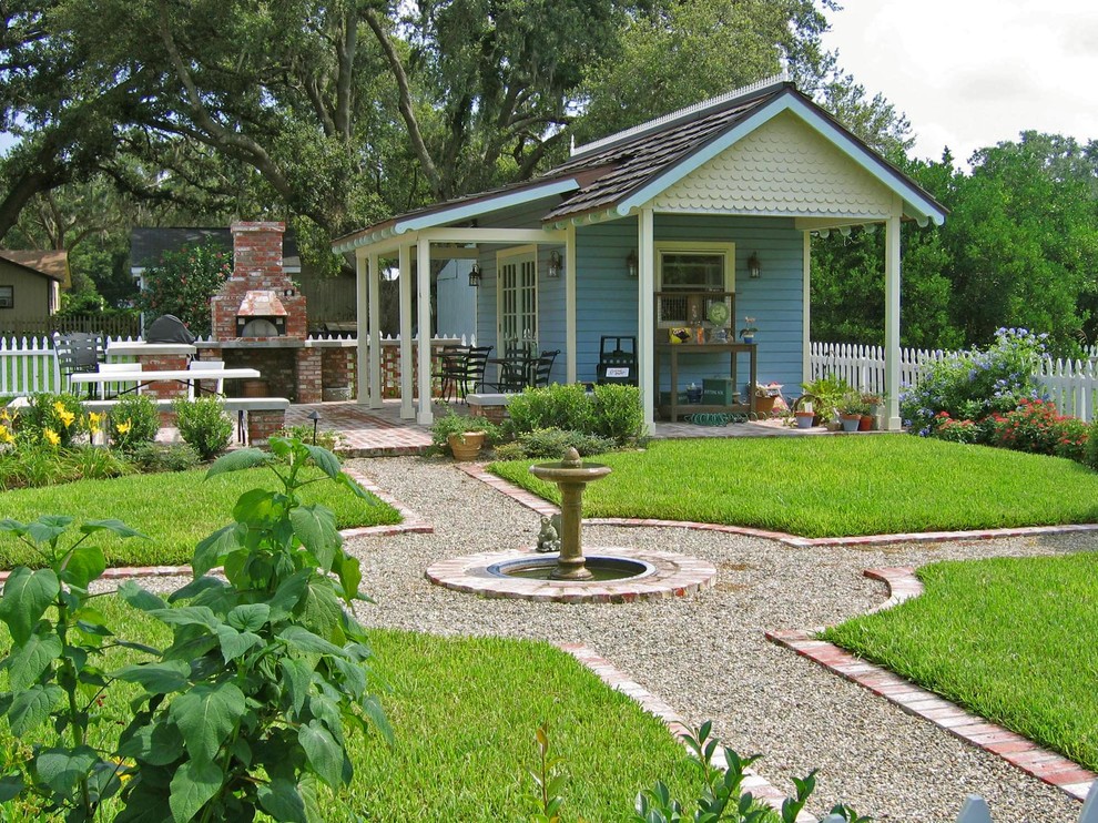 Small traditional garden in Orlando.