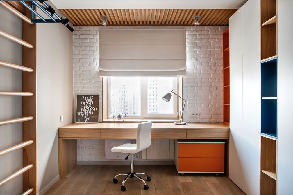 Кирпичная стена в детской комнате