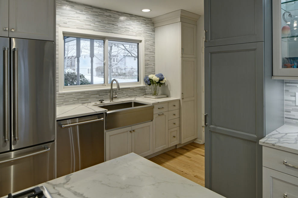 Example of a transitional kitchen design in Chicago