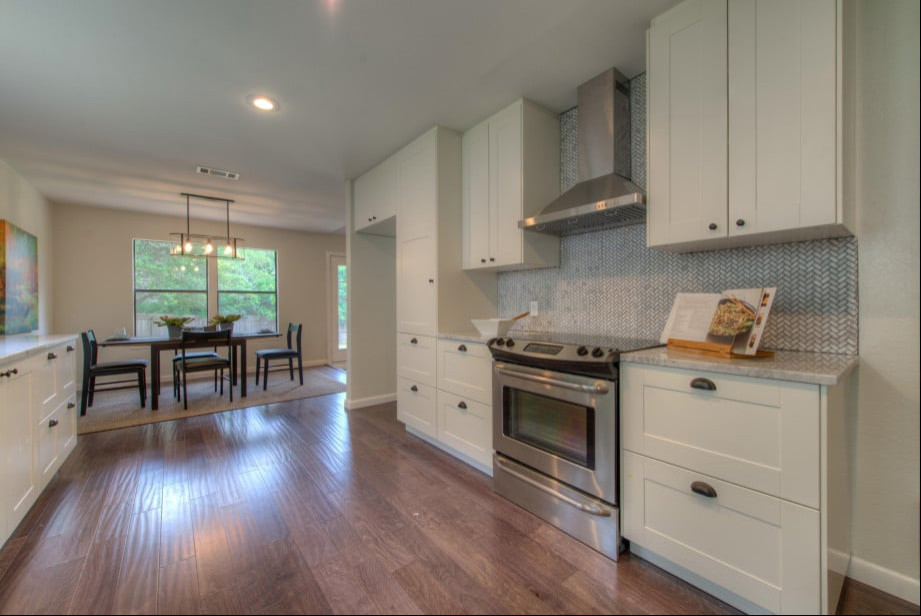 Kitchen - kitchen idea in Austin