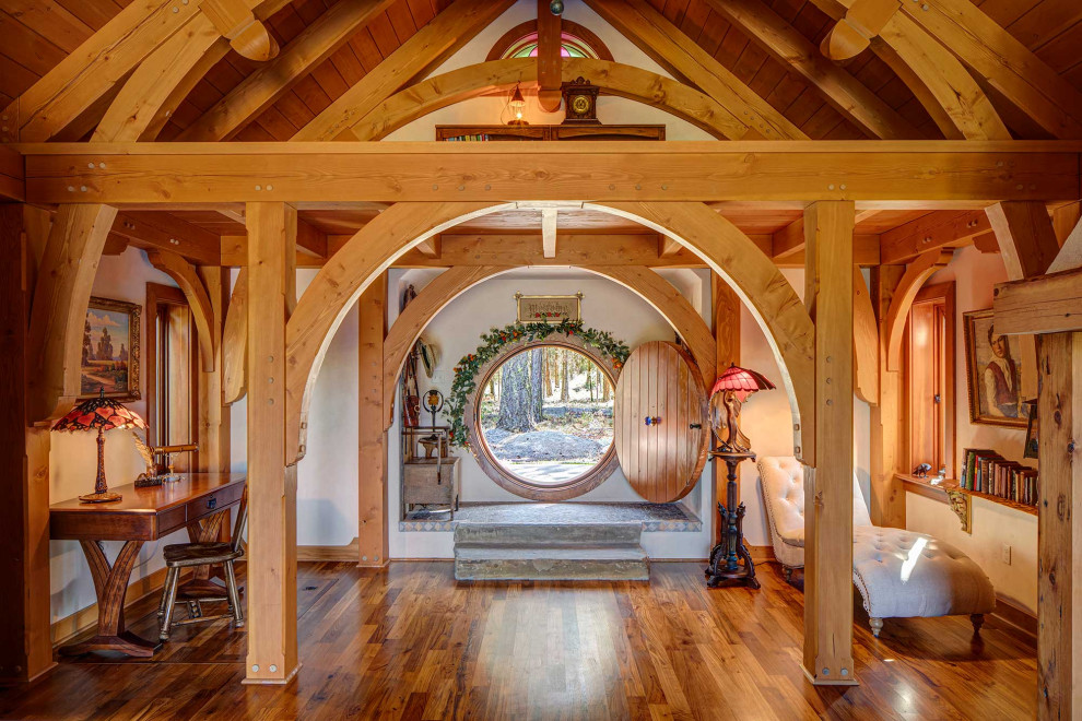 Eklektische Haustür mit weißer Wandfarbe, braunem Holzboden, Einzeltür, hellbrauner Holzhaustür, braunem Boden und gewölbter Decke in Portland