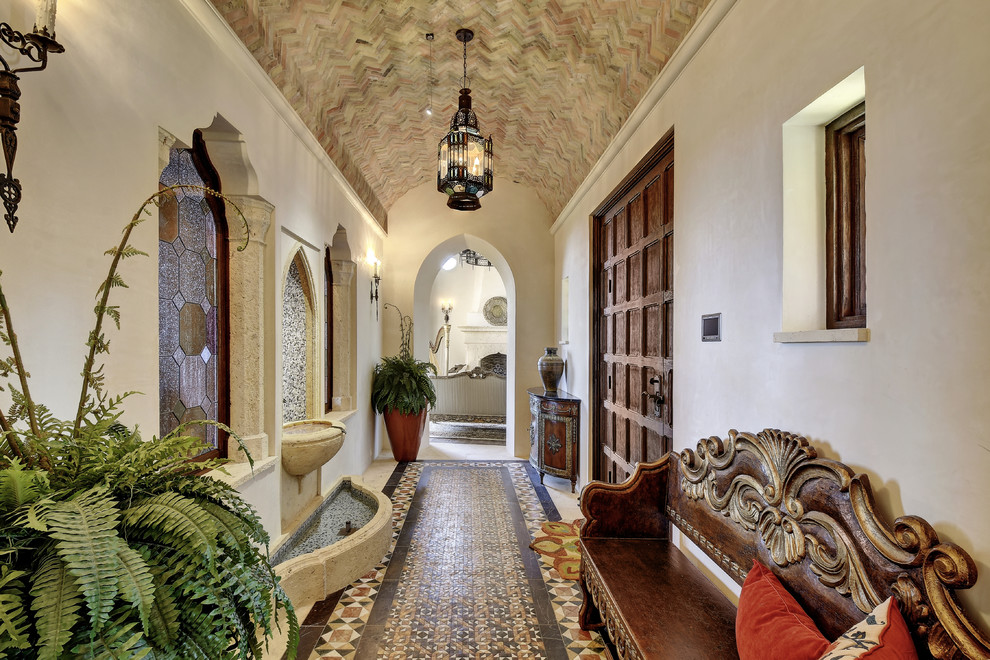 Transitional home design photo in Austin