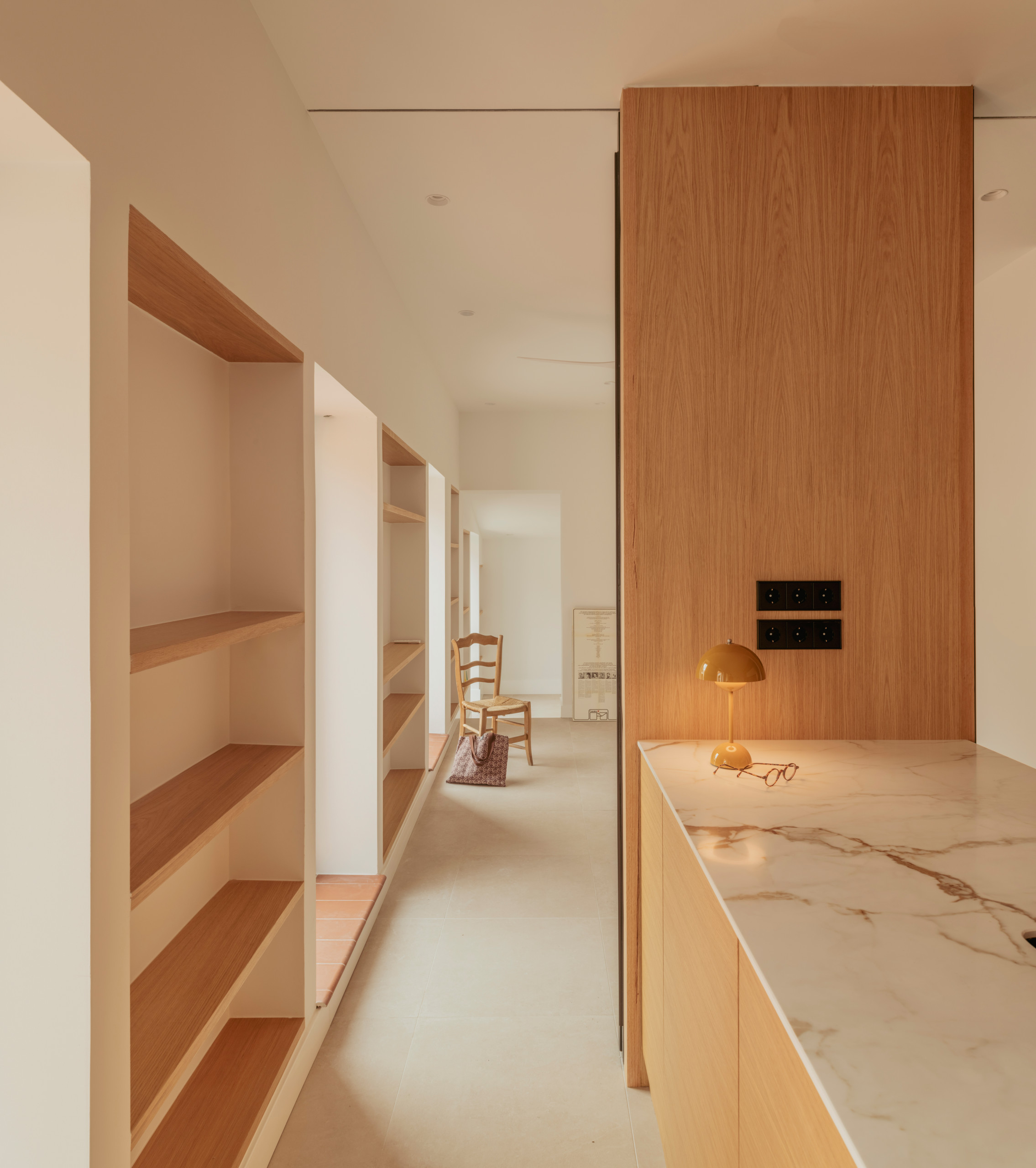 Vista desde la barra de la cocina hacia el salón