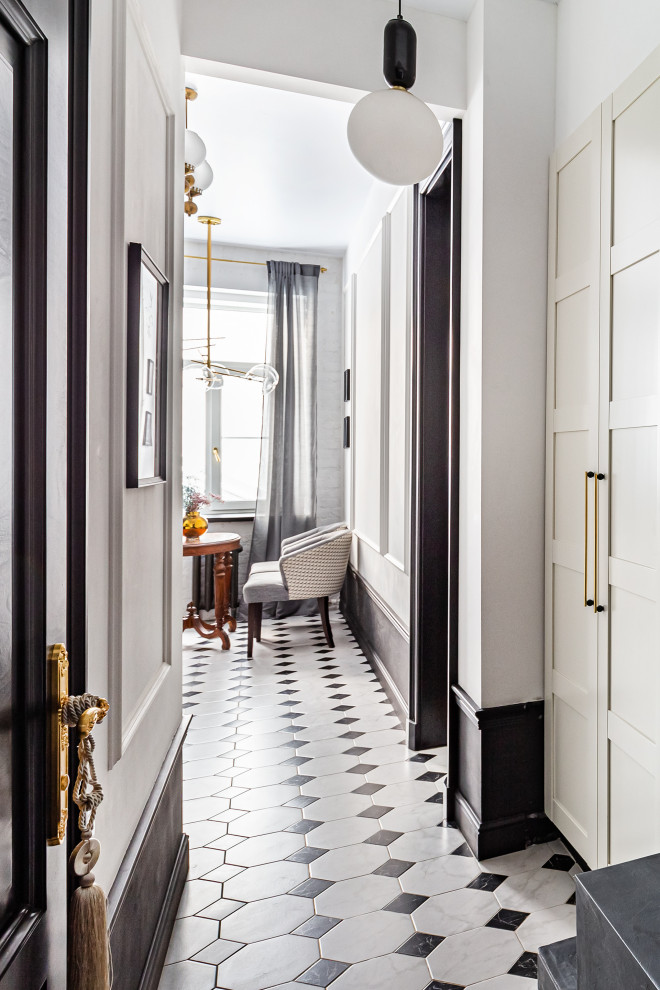 Стильный дизайн: узкий коридор среднего размера в стиле ретро с белыми стенами, полом из керамической плитки и белым полом - последний тренд