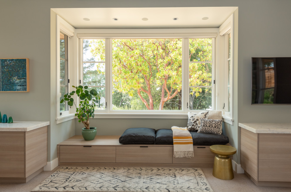 サンフランシスコにある巨大なカントリー風のおしゃれな主寝室 (青い壁、カーペット敷き、ベージュの床、表し梁)