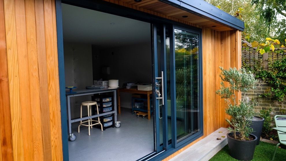 Aménagement d'un abri de jardin séparé moderne de taille moyenne avec un bureau, studio ou atelier.