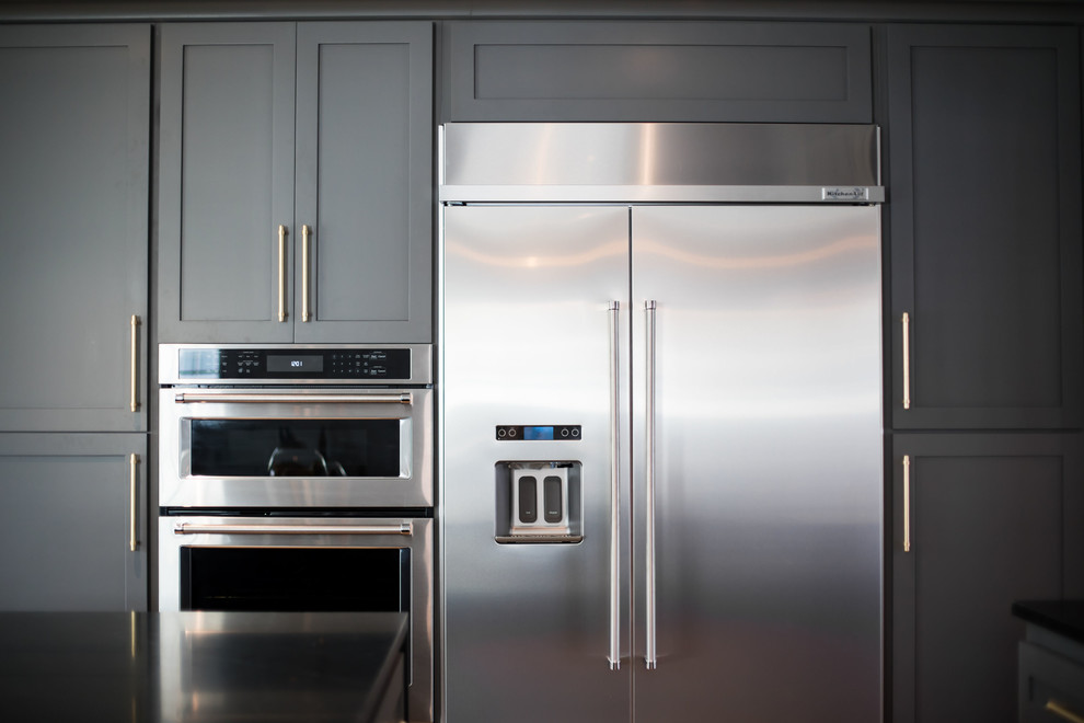 Example of a kitchen design in Los Angeles