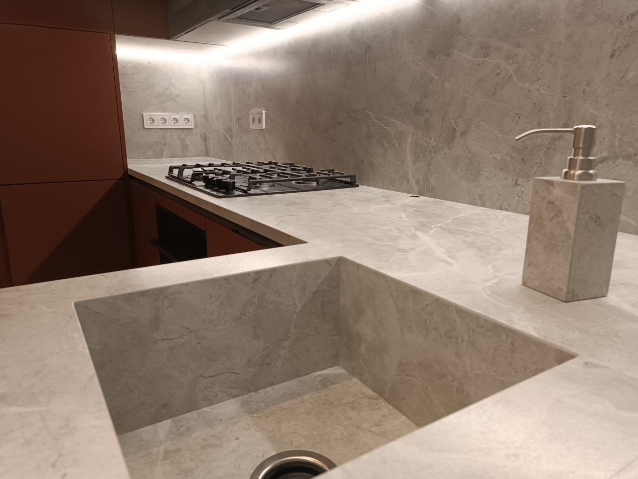 Кухня со столешницей из керамогранита и интегрированной мойкой