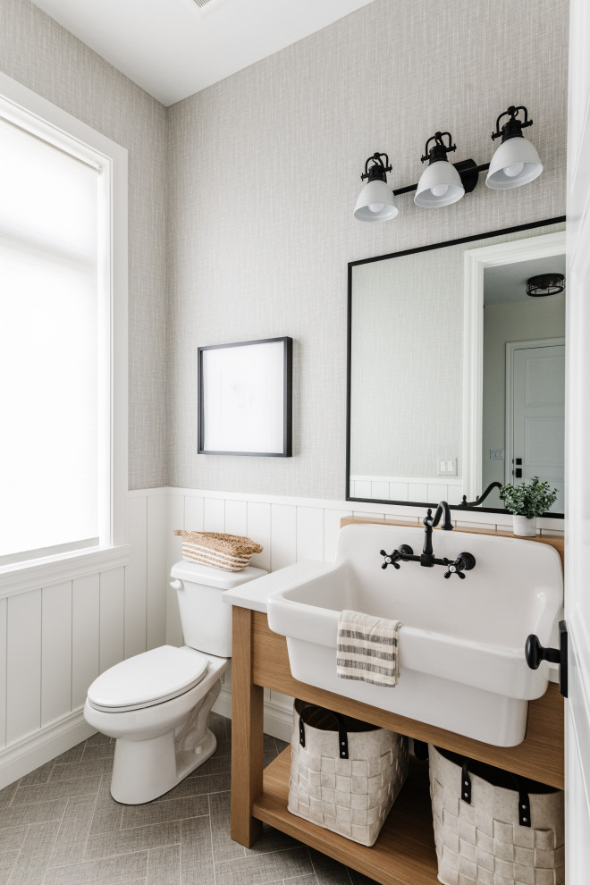 Идея дизайна: ванная комната в стиле неоклассика (современная классика) с открытыми фасадами, серыми стенами, накладной раковиной, серым полом, белой столешницей, тумбой под одну раковину, напольной тумбой, панелями на стенах и обоями на стенах