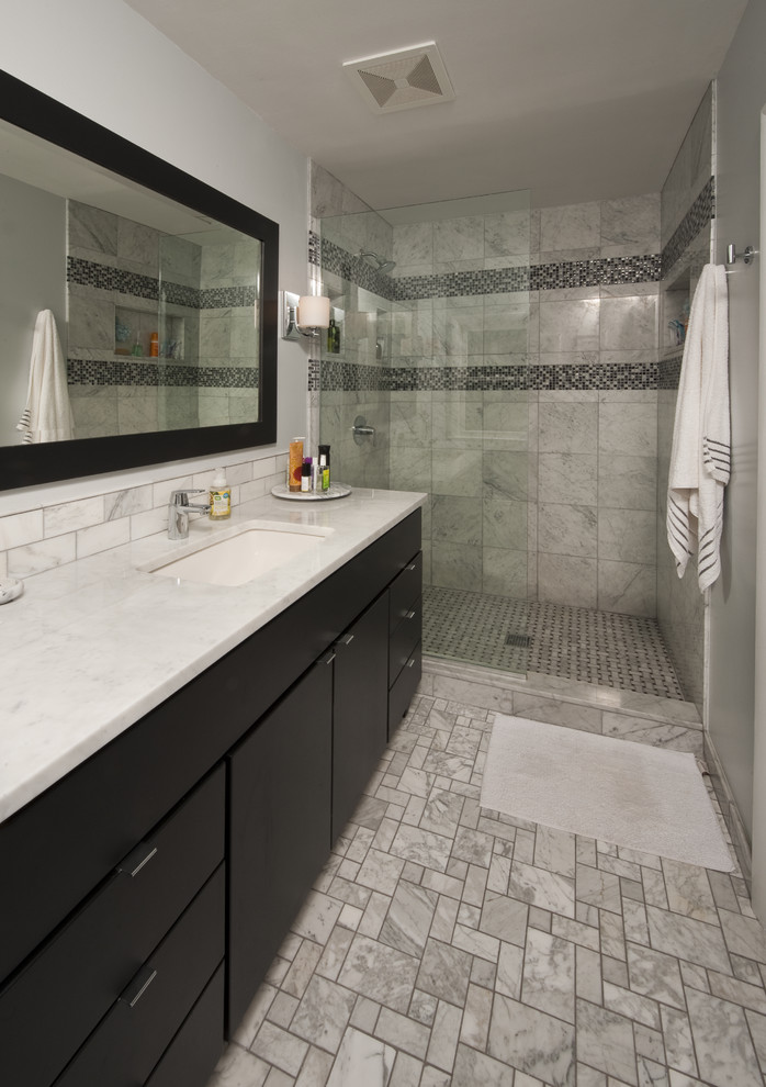 Photo of a mid-sized contemporary master bathroom in Detroit with black cabinets, a one-piece toilet, white tile, ceramic tile, grey walls, marble floors, flat-panel cabinets, a curbless shower, an undermount sink and quartzite benchtops.