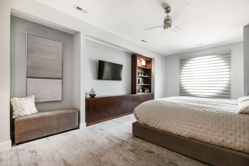 Ejemplo de dormitorio principal minimalista grande con moqueta, suelo multicolor y madera