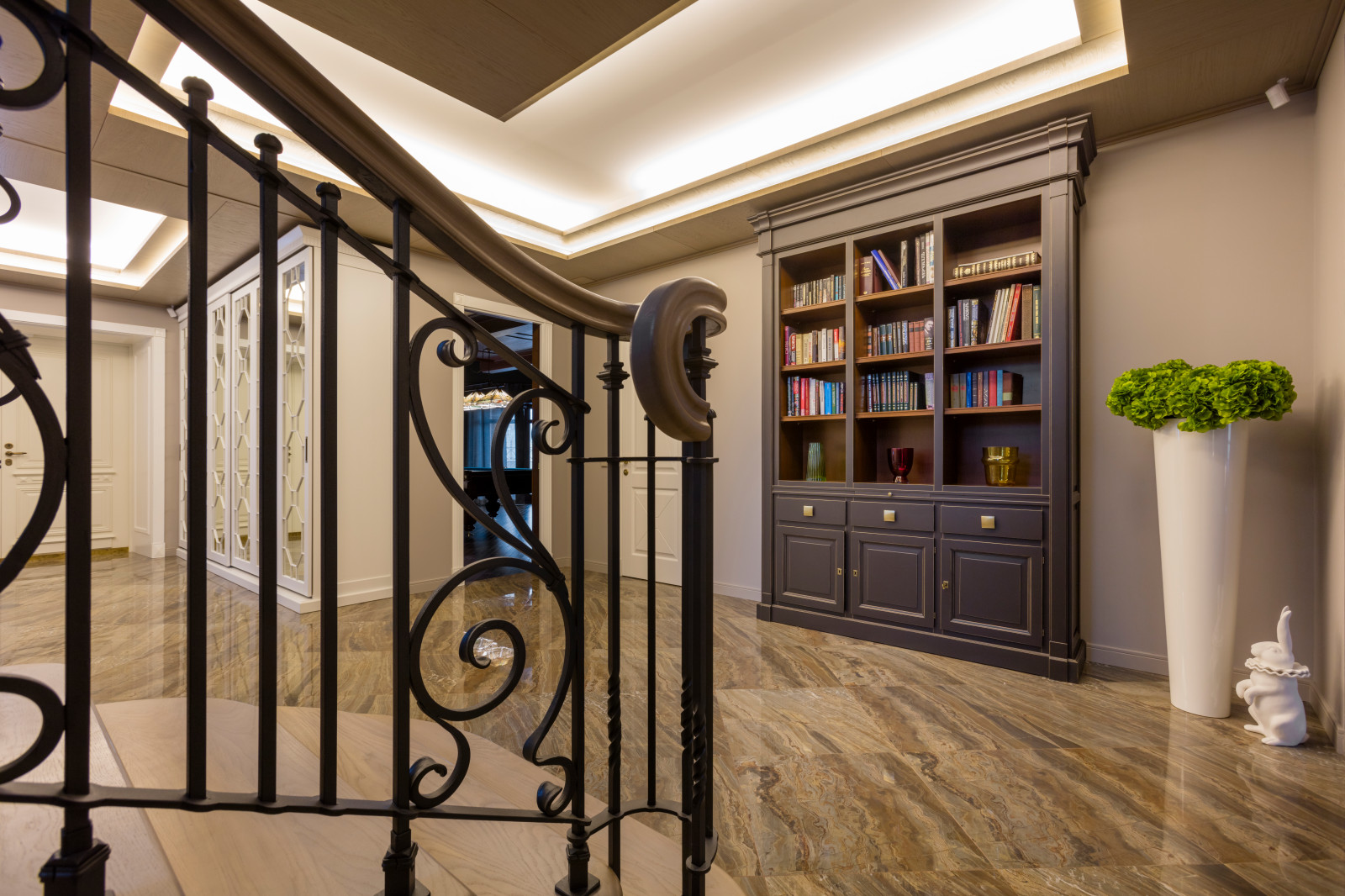 Книжный шкаф.