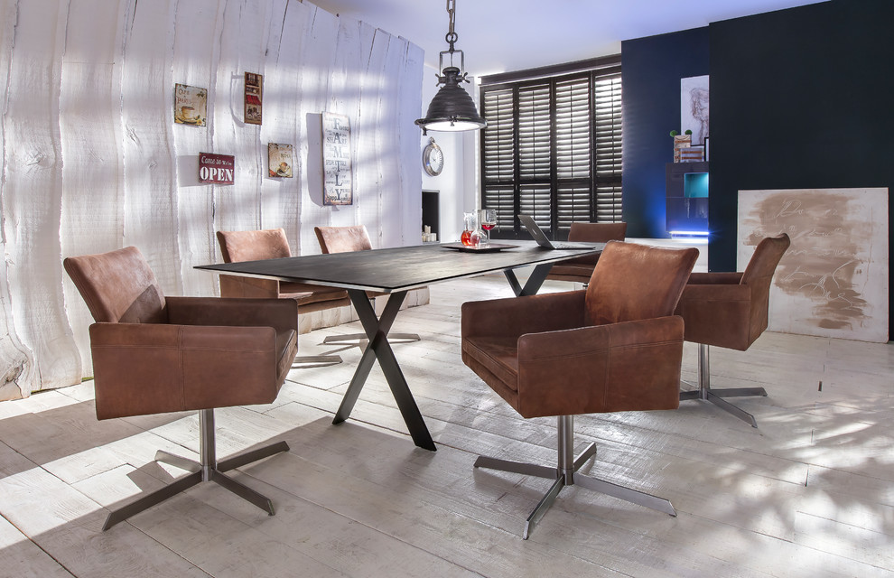 Geschlossenes, Großes Industrial Esszimmer mit weißer Wandfarbe, hellem Holzboden, Kamin und weißem Boden in Stuttgart