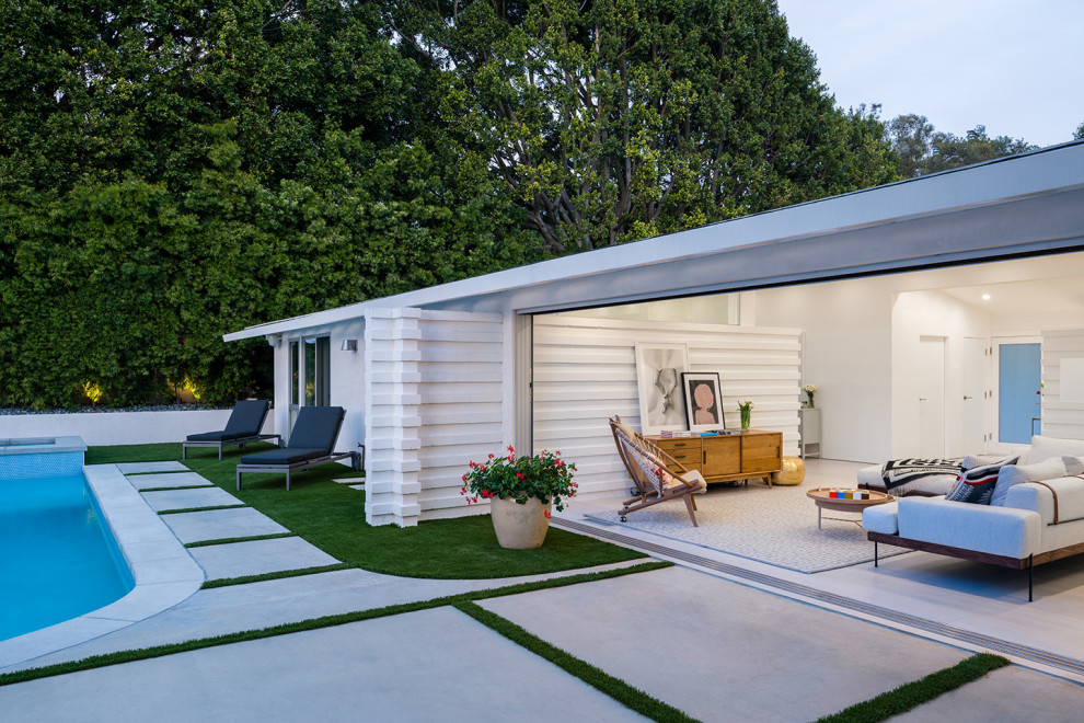 Idee per un patio o portico minimalista di medie dimensioni e dietro casa con lastre di cemento