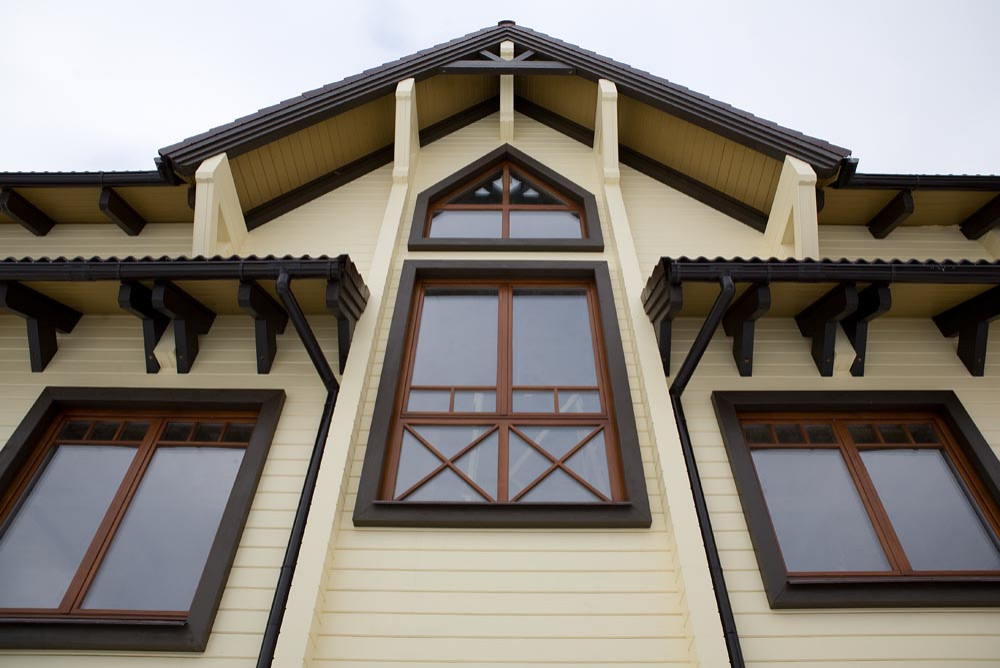 Деревянные окна в домах из клееного бруса