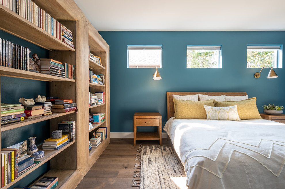 Foto de dormitorio principal marinero de tamaño medio con paredes azules, suelo de madera en tonos medios y suelo marrón
