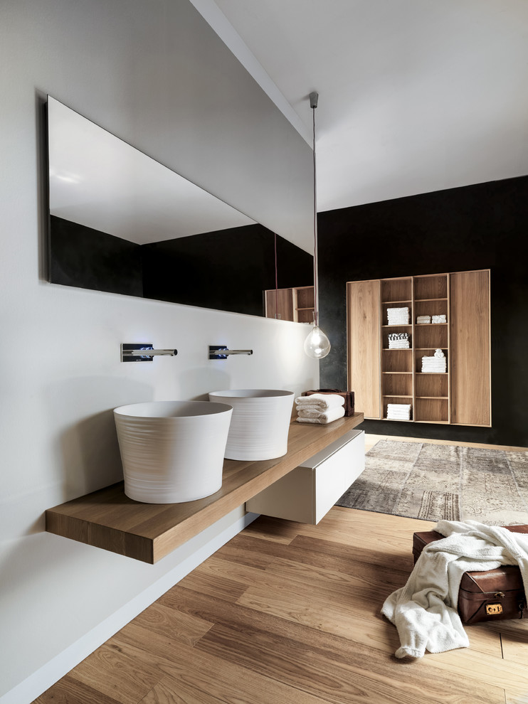 Badezimmer En Suite With flächenbündigen Schrankfronten, weißen Schränken, grauer Wandfarbe, Aufsatzwaschbecken, Waschtisch aus Holz and braunem Holzboden