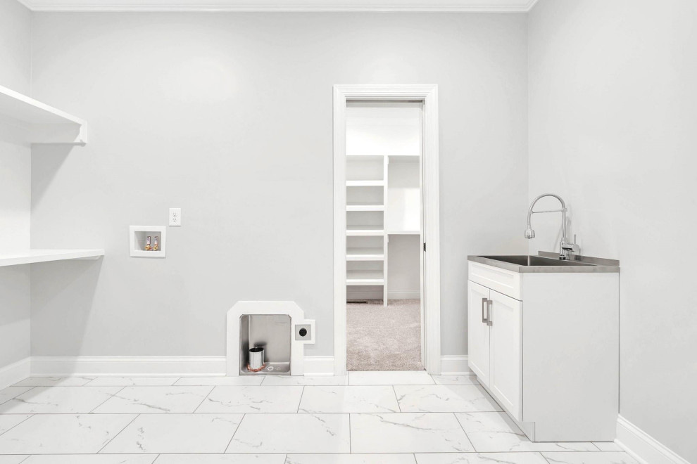 Idee per una grande lavanderia american style con lavatoio, pavimento con piastrelle in ceramica, lavatrice e asciugatrice affiancate e pavimento bianco