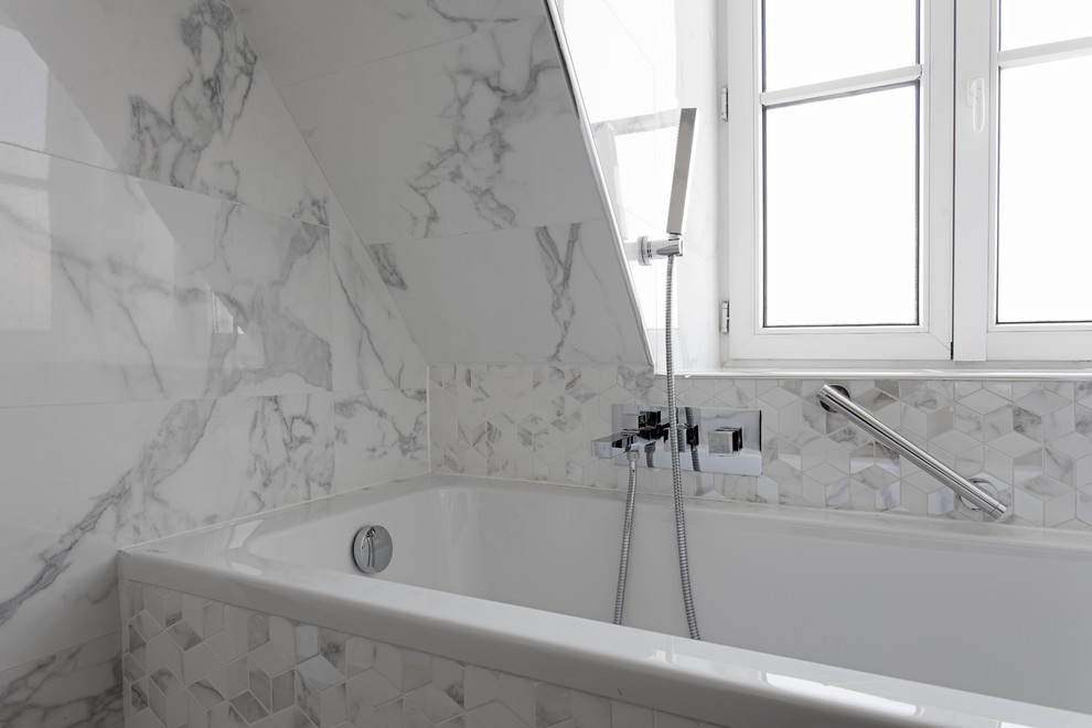 Cette image montre une salle de bain minimaliste avec un carrelage blanc, des carreaux de porcelaine, un mur blanc, un sol en carrelage de porcelaine et un plan de toilette en carrelage.