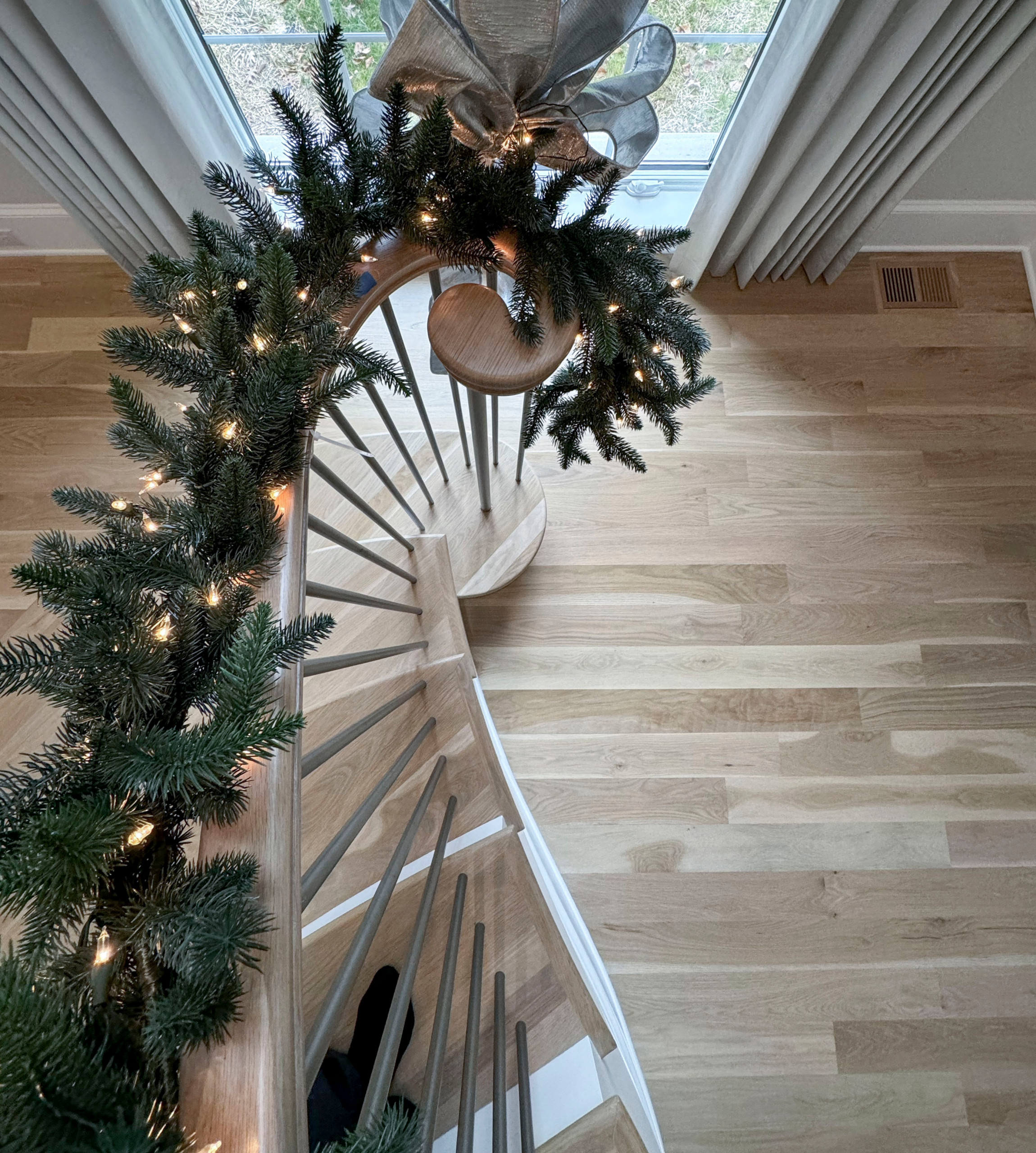 116_Elegant & Eye-catching Curved Staircase, Leesburg VA 20175