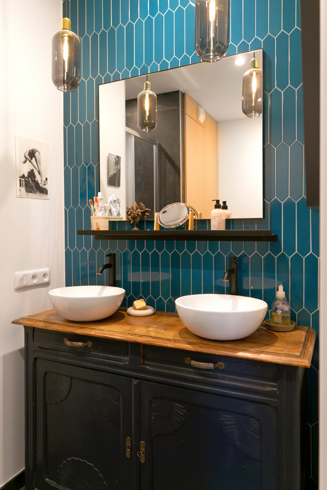 На фото: маленькая ванная комната в стиле неоклассика (современная классика) с инсталляцией, синей плиткой, керамической плиткой, белыми стенами, полом из керамической плитки, душевой кабиной, накладной раковиной, столешницей из дерева, серым полом, душем с раздвижными дверями, коричневой столешницей, тумбой под две раковины и встроенной тумбой для на участке и в саду с