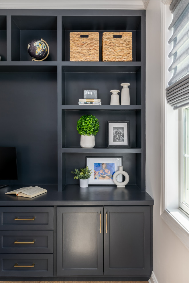 Aménagement d'un bureau classique de taille moyenne avec un mur gris, parquet clair, un bureau intégré et un sol marron.