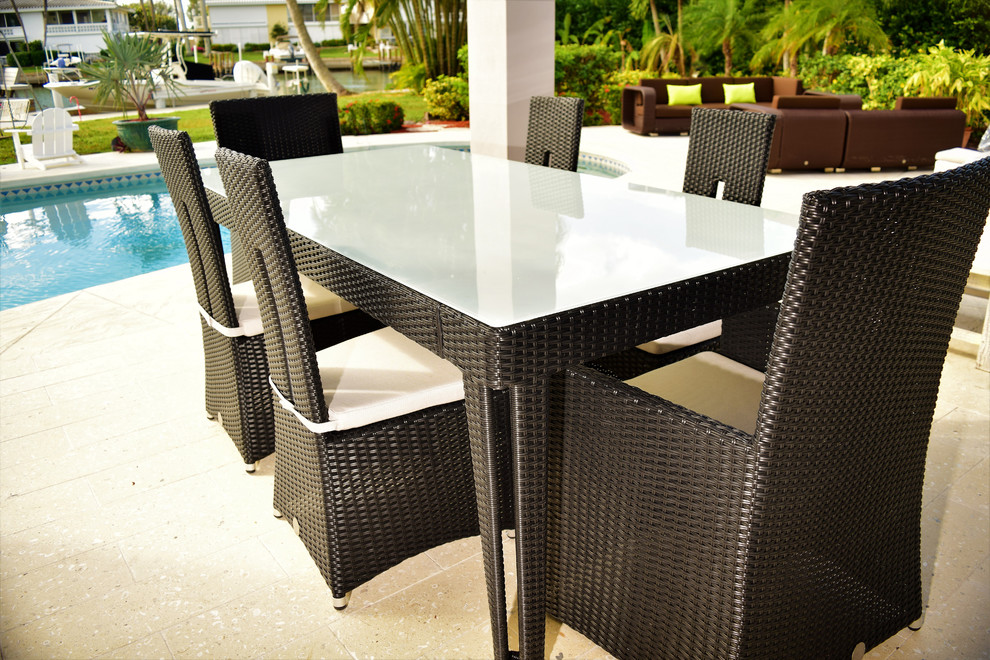 Patio - modern patio idea in Miami
