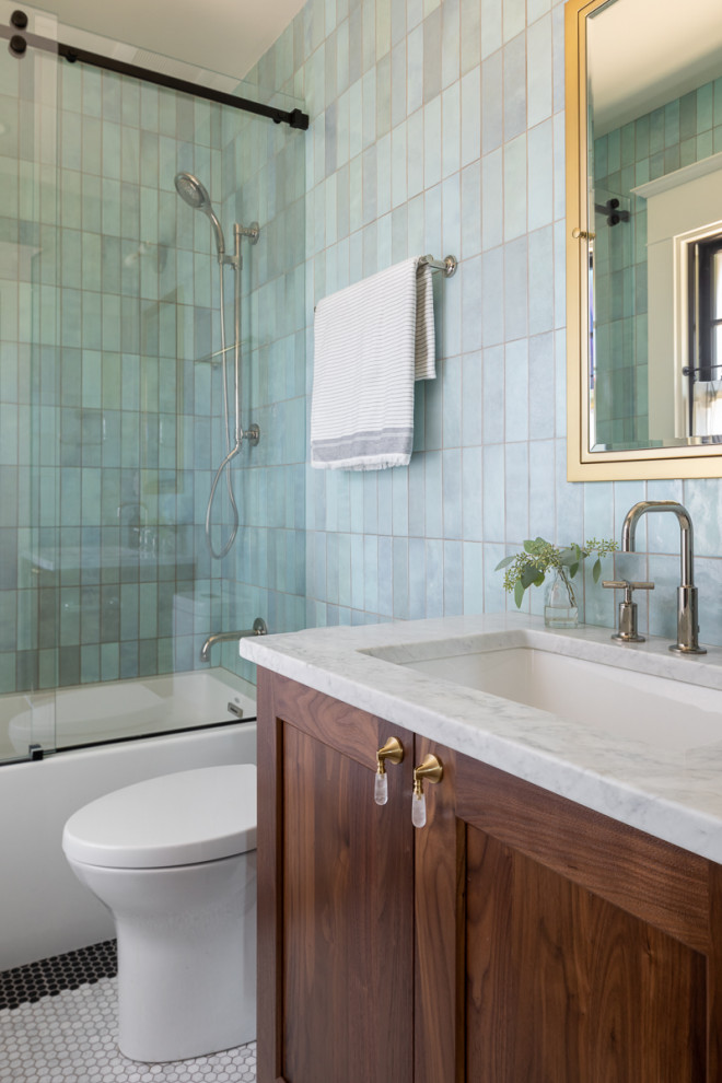 Стильный дизайн: маленькая ванная комната в стиле неоклассика (современная классика) с фасадами в стиле шейкер, темными деревянными фасадами, душем над ванной, синей плиткой, керамогранитной плиткой, полом из керамогранита, душевой кабиной, врезной раковиной, мраморной столешницей, белым полом, душем с раздвижными дверями, белой столешницей, тумбой под одну раковину и встроенной тумбой для на участке и в саду - последний тренд