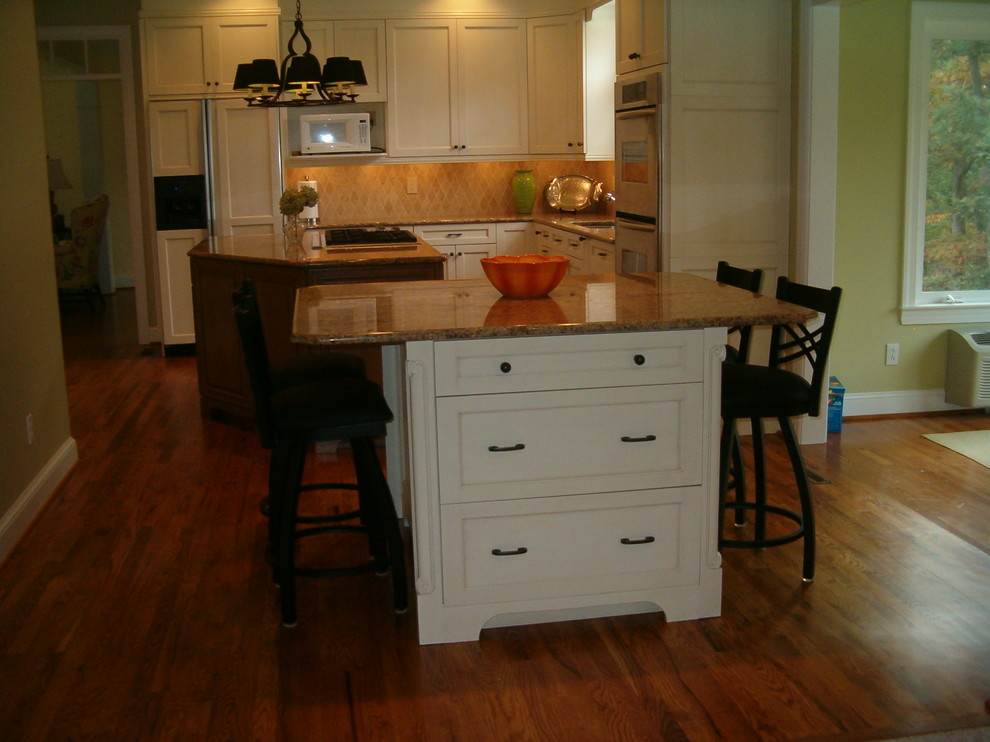 This is an example of an arts and crafts kitchen in Charleston.