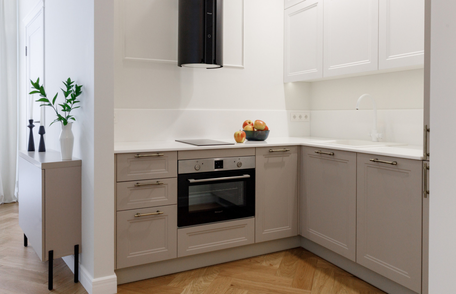 Уютная угловая кухня для небольших апартаментов