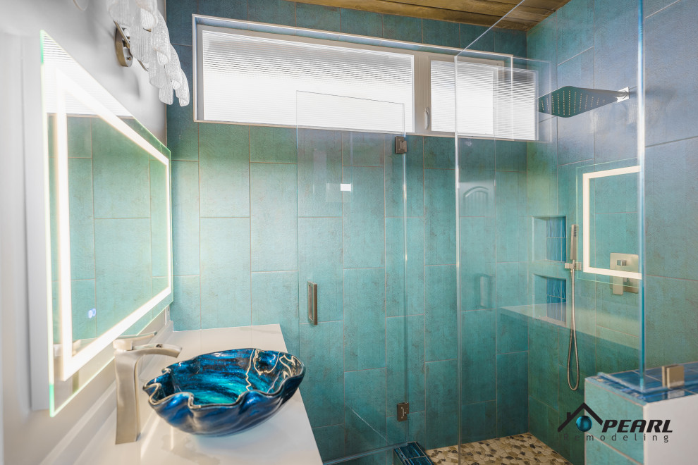 Idée de décoration pour une grande salle de bain principale méditerranéenne avec un placard à porte shaker, des portes de placard grises, une douche d'angle, WC à poser, un carrelage bleu, des carreaux de céramique, un mur beige, carreaux de ciment au sol, un lavabo intégré, un plan de toilette en marbre, un sol gris, une cabine de douche à porte battante, un plan de toilette blanc, une niche, meuble simple vasque, meuble-lavabo encastré et un plafond en bois.