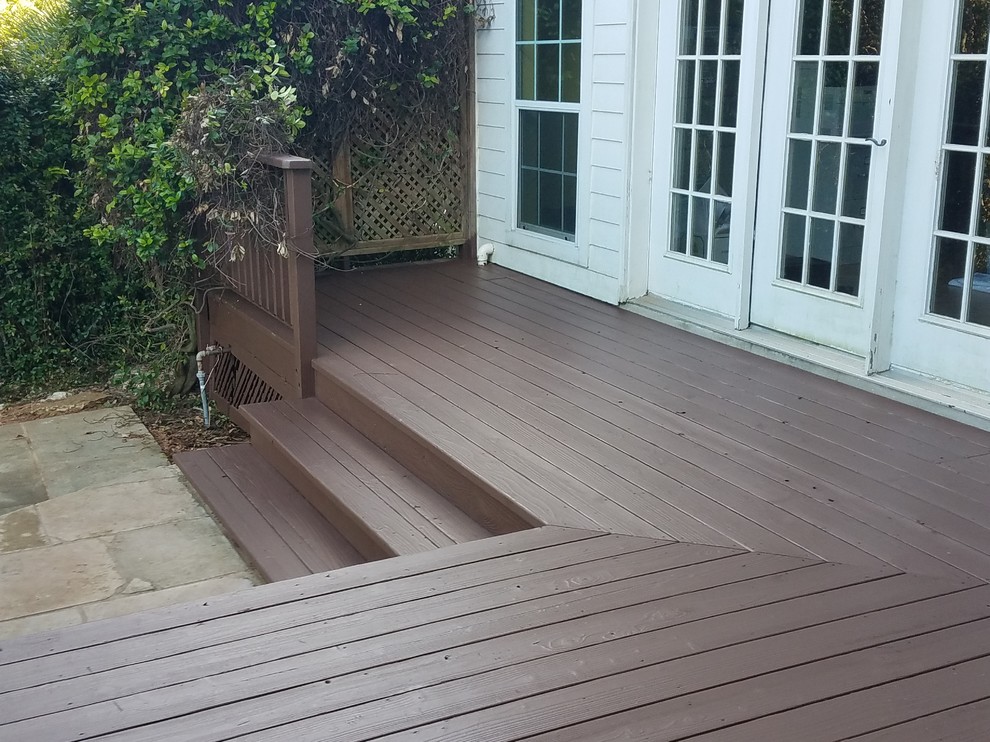 Example of a mid-sized transitional backyard deck design in Austin with no cover