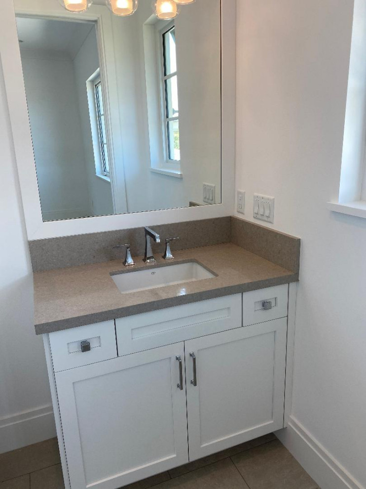 Transitional home design photo in Miami