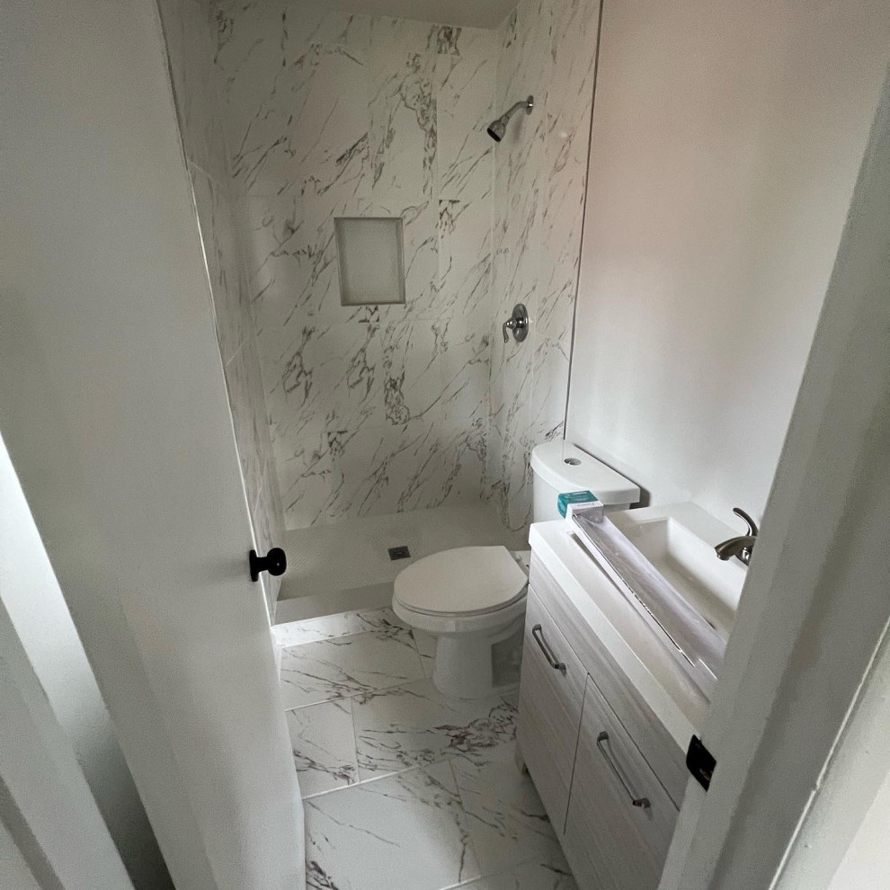 Exempel på ett litet modernt badrum med dusch, med en öppen dusch, porslinskakel och klinkergolv i porslin