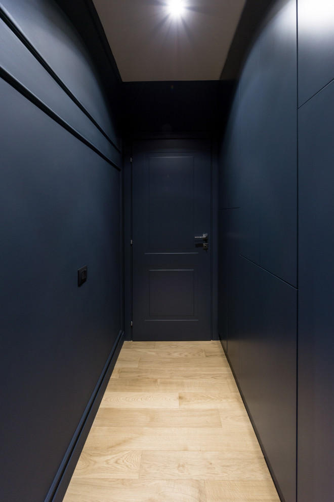 Idee per una piccola camera matrimoniale design con pareti blu, parquet chiaro e boiserie