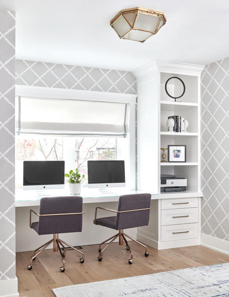 Idées déco pour un bureau classique avec un mur multicolore, un sol en bois brun, un bureau intégré, un sol marron et du papier peint.