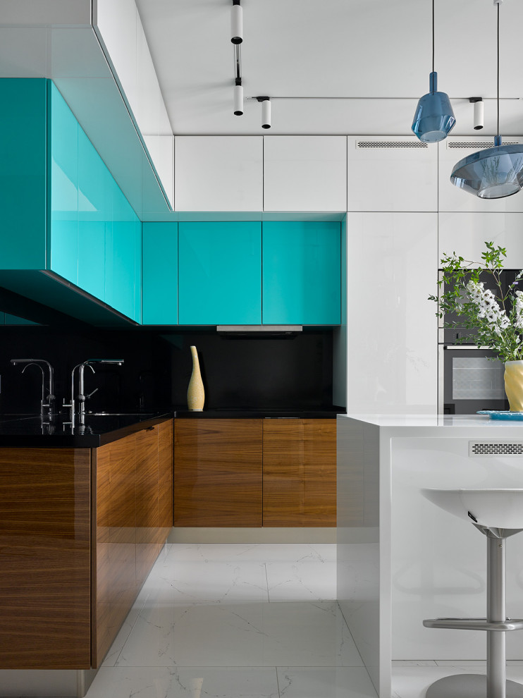 This is an example of a mid-sized contemporary l-shaped kitchen in Moscow with an undermount sink, flat-panel cabinets, turquoise cabinets, black splashback, with island, white floor and black benchtop.