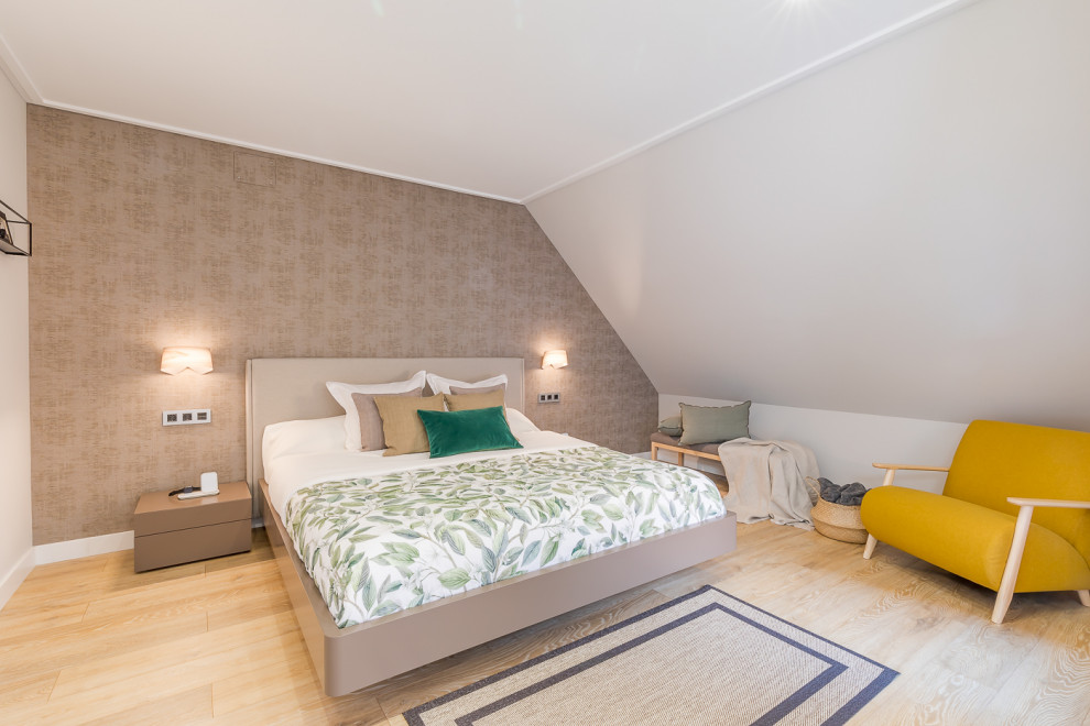 Пример оригинального дизайна: большая хозяйская спальня в современном стиле с коричневыми стенами, светлым паркетным полом, коричневым полом и обоями на стенах