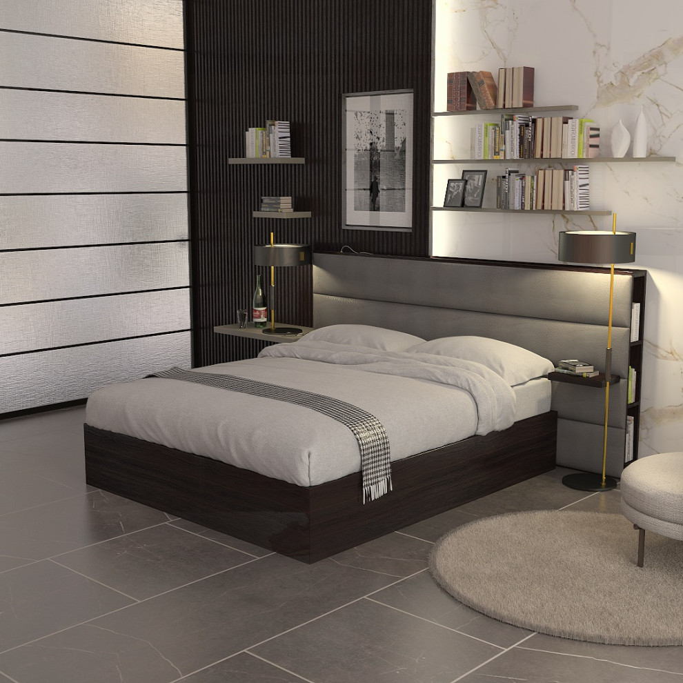 Imagen de dormitorio principal grande con paredes multicolor, suelo de mármol, suelo gris y madera
