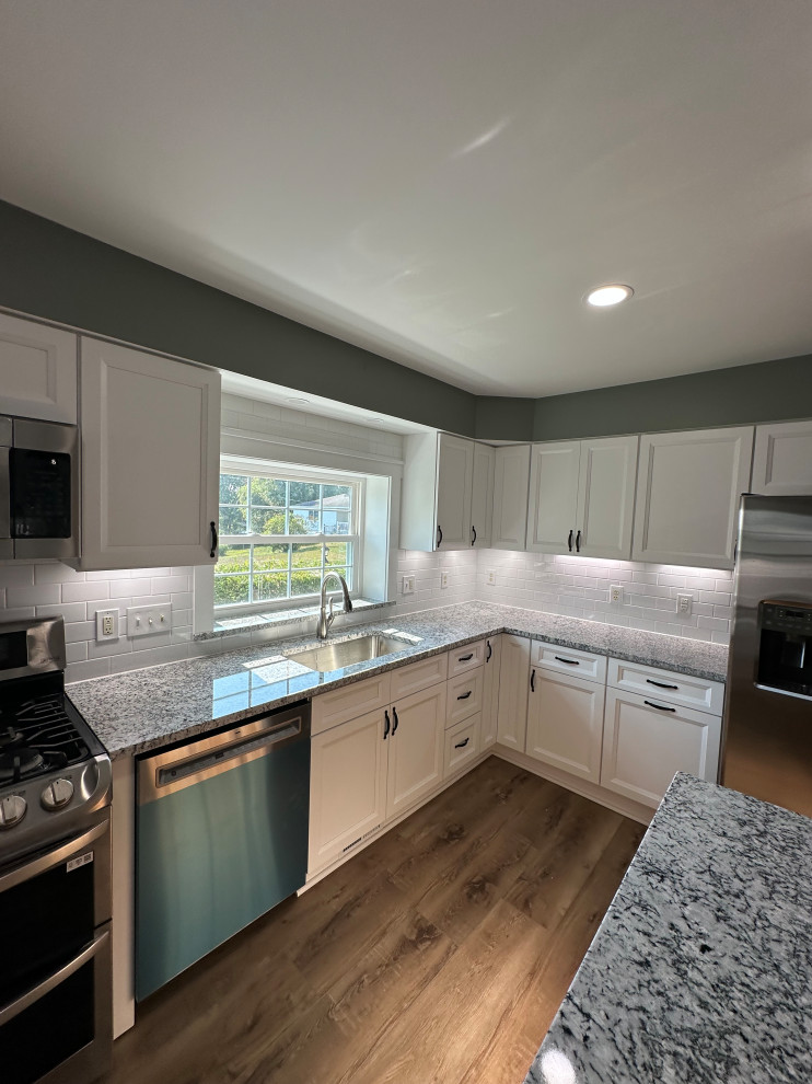 A brand new kitchen with USCD cabinetry, beautiful granite countertops and Cali 