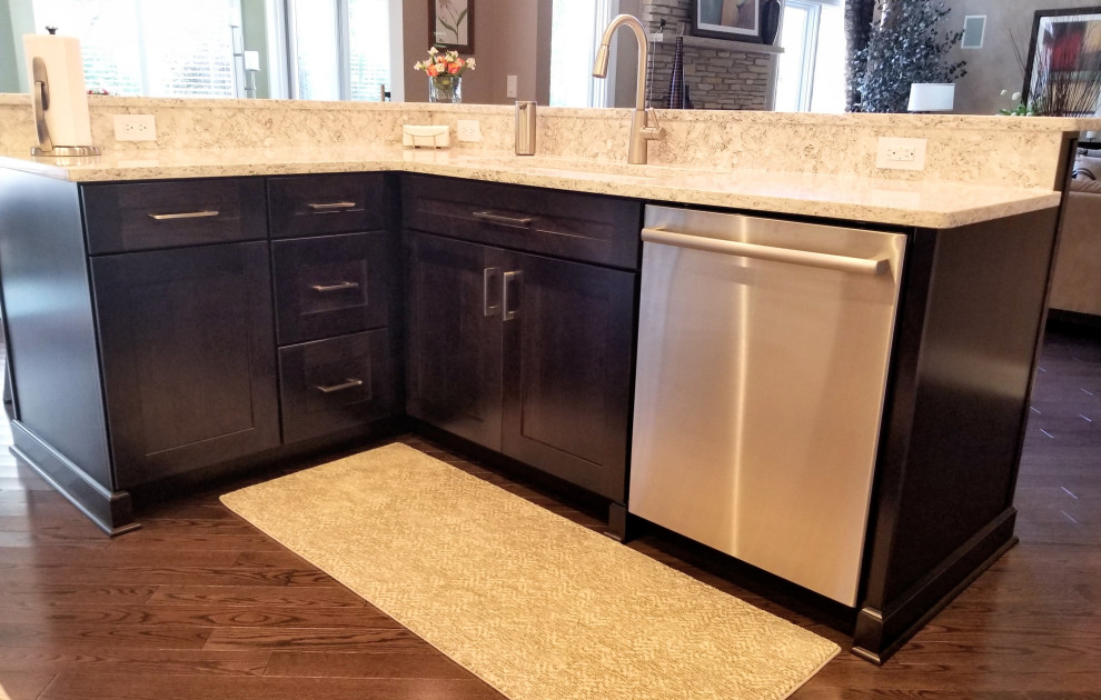Transitional kitchen photo in Chicago