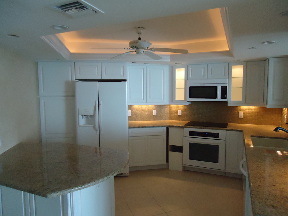 Kitchen - kitchen idea in Miami